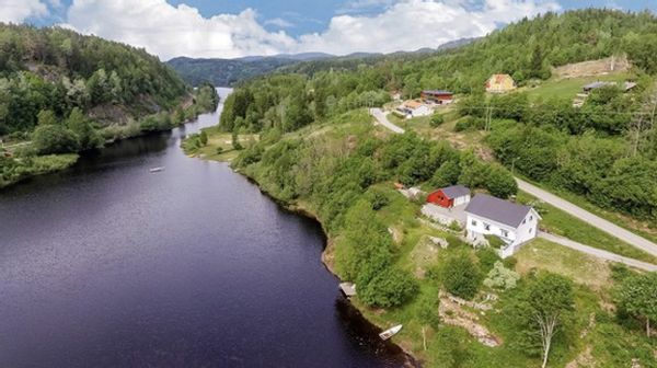 Idyllic Norwegian Lake House Retreat