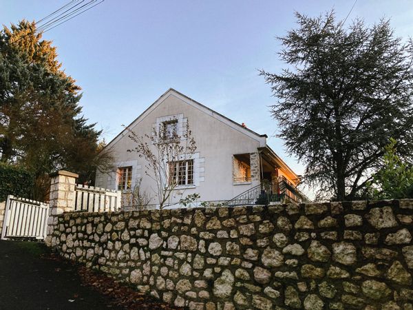 Grande maison de famille lumineuse dans un village troglo, vue Cher au cœur des Châteaux de la Loire