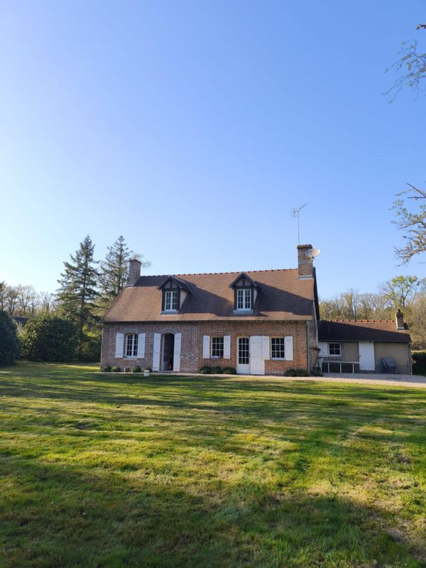 Petite maison solognote au milieu des bois .