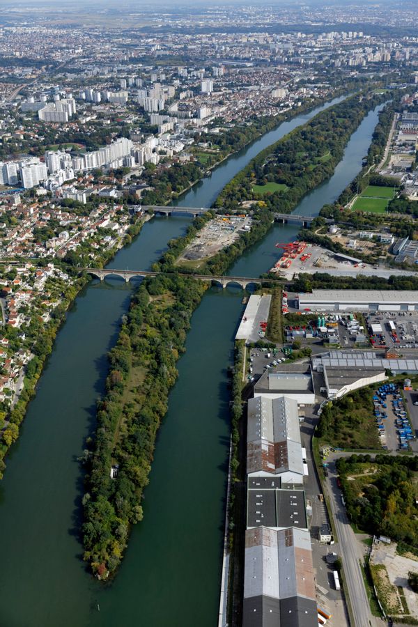Apartment on the Seine river