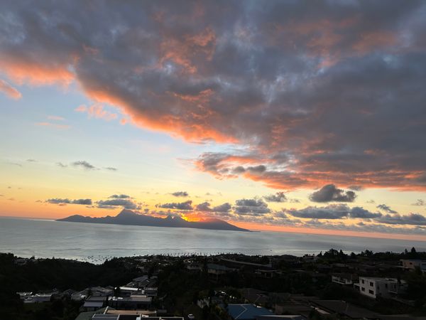 Vue mer immense sur l’île de Moorea. C’est absolument féerique ! Couchers de soleil magiques.