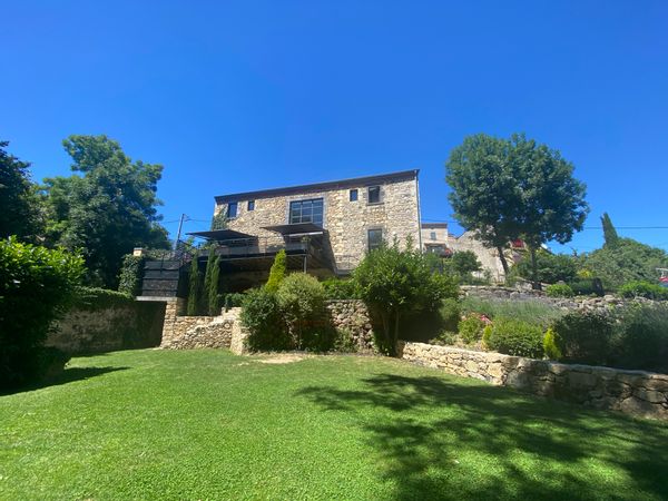 Maison de caractère dans un village au centre des volcans d'Auvergne.