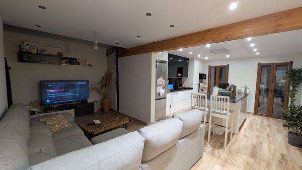 Vivienda moderna integrada en un caserío tradicional vasco de más de 500 años.