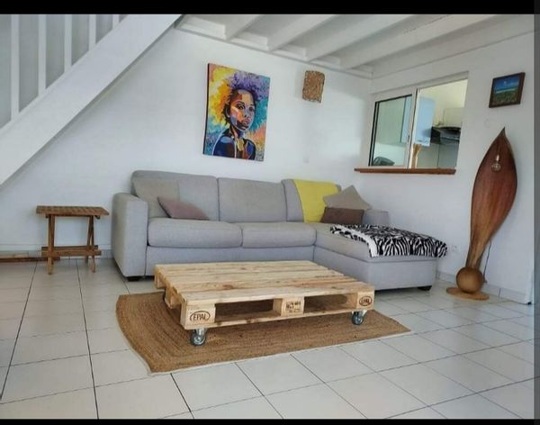 L appartement d' Elisabeth est situé proche de la mer et avec vues mer, dans un parc très arboré.