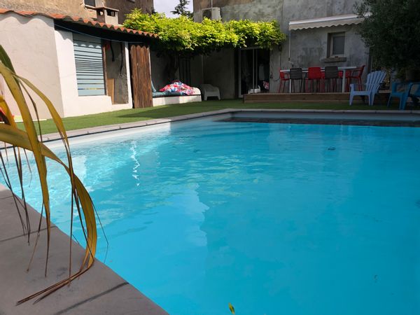 Maison de village au soleil, idéale pour famille nombreuse.