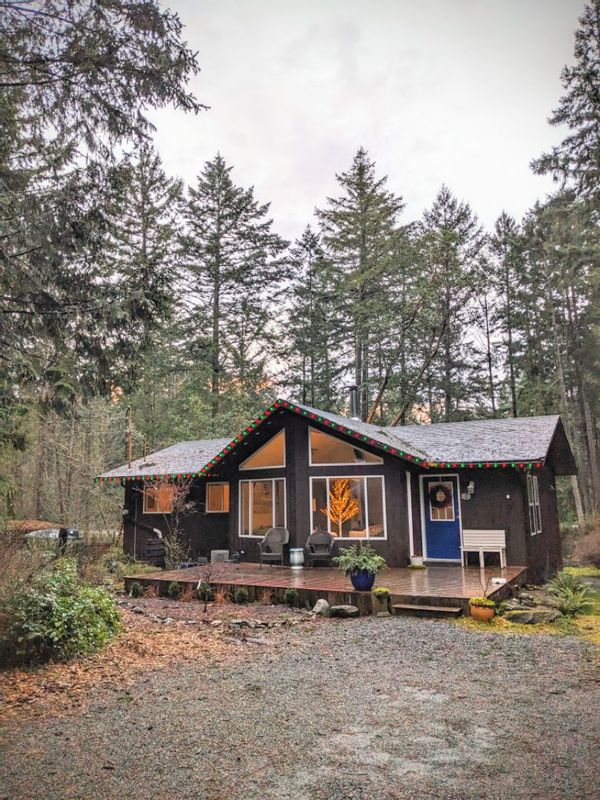 Gabriola Island home, centrally located