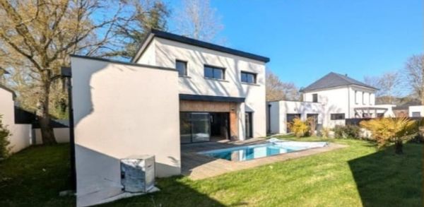 Écrin contemporain, lumineux, au calme avec piscine au sein d’un lotissement privé, proche Angers