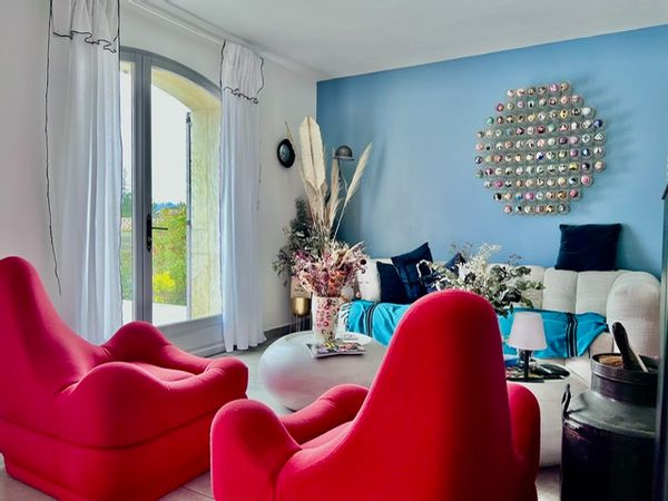 La maison de Estelle Cette maison allie le confort d'une maison moderne avec tous les équipements récents et la climatisation avec le charme des pierres d'Uzès. C'est un cocon où l'on vient régulièrement se ressourcer. L'endroit est très calme et c'est très agréable de profiter des repas sur la terrasse ainsi que de la piscine qui est au sel. Nous sommes à 20 min d'Uzès et à 45 min d'Avignon. Les 1eres plages sont à une heure de route tout comme le mont Ventoux. Le voisinage est adorable, très prévenant sans jamais être intrusif. Le village est dynamique avec un restaurant bistronomique (à 5 min à pied) qui accueille l'été des groupes de musique et sert une cuisine de pays simple mais délicieuse. Un salon de thé/brocante tenu par une dame adorable nous enchante avec des expositions régulières (peinture, sculptures, écrivains, photographes) et des diners en terrasse à l'ombre des pins for