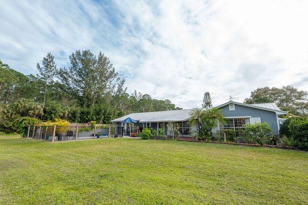 Countryside Modern Farmhouse on 5 Acres with Pool/Hot Tub and Animals to enjoy