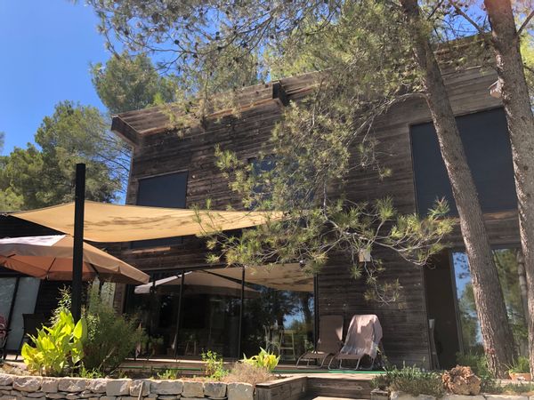 La maison en bois dans la pinède, chambre en hospitalité