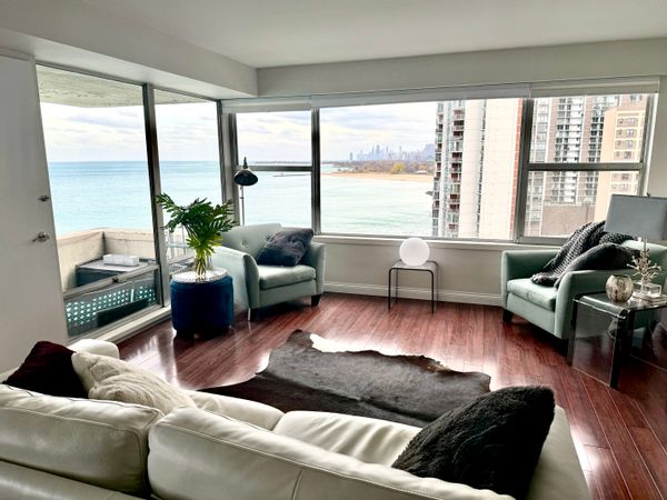 Stunning Sunrises on Lake Michigan/North Chicago. Quick access downtown, beaches, lake trails, shops. King Beds
