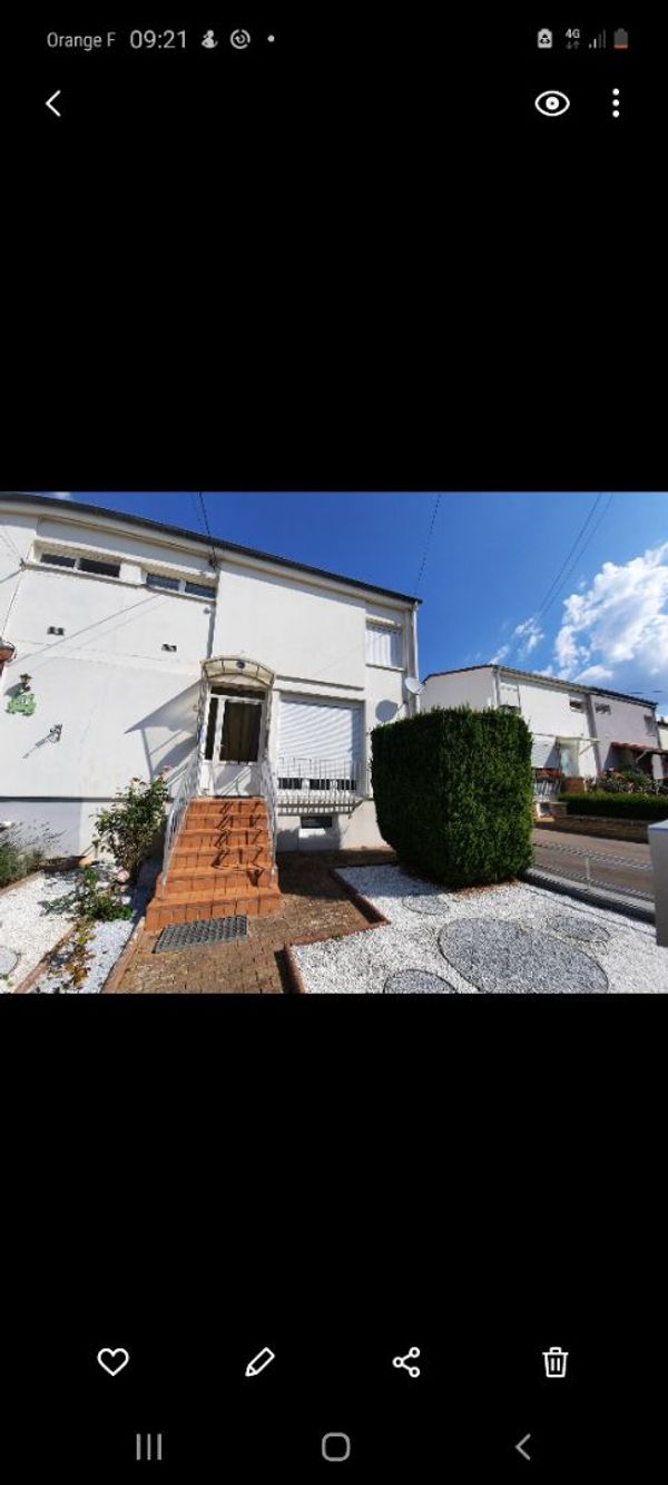 Ma maison est située  entre Metz et la frontière  allemande .