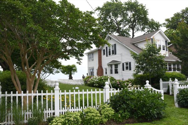 Wake up to sunrise on the Chesapeake Bay, then head to Washington, DC, or Annapolis.  Hot tub/deck!