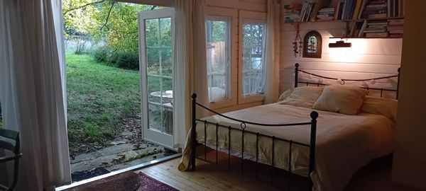 Cabane super charmante sous les arbres