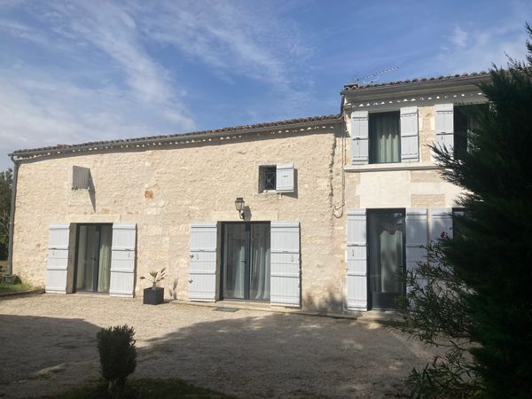 La maison de MARIELLE est situé dans un charmant village toutes commodités à pied, 30mn des plages.