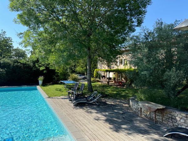 Grande maison de charme en pierre (ancienne ferme), sans voisins, avec grande piscine privative