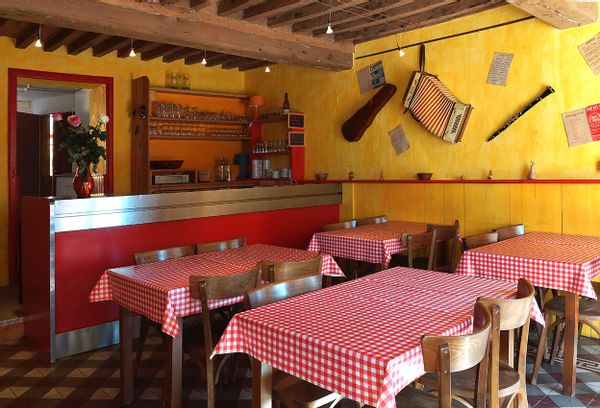 La maison  familliale (14 pers)  et coloré de Estelle et Eddy