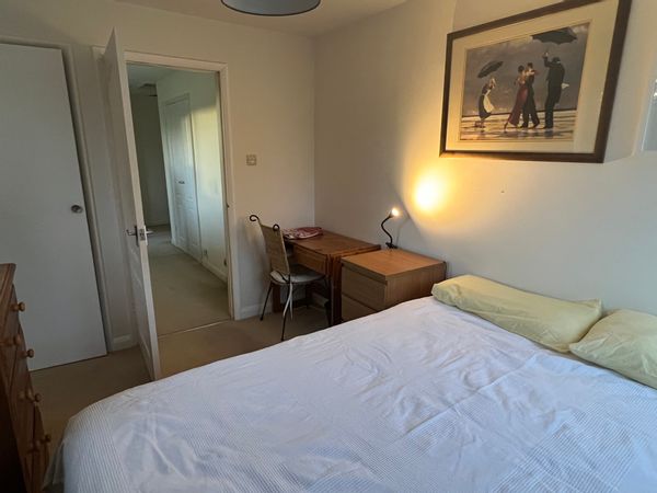 Double bedroom, with desk, fibre optic + own bathroom. Village between Guildford & London. Parking