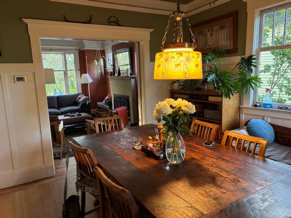Charming bungalow with hot tub in great Oakland location close to shops and BART