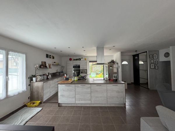 La maison de David, Clémence et Lou. Maison au calme, dans quartier résidentiel sur la belle ville de Trevoux à 40mn de Lyon.