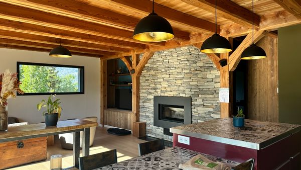 A 6 km du lac d’Embrun et 25 minutes du Queyras, maison au centre des Hautes Alpes .