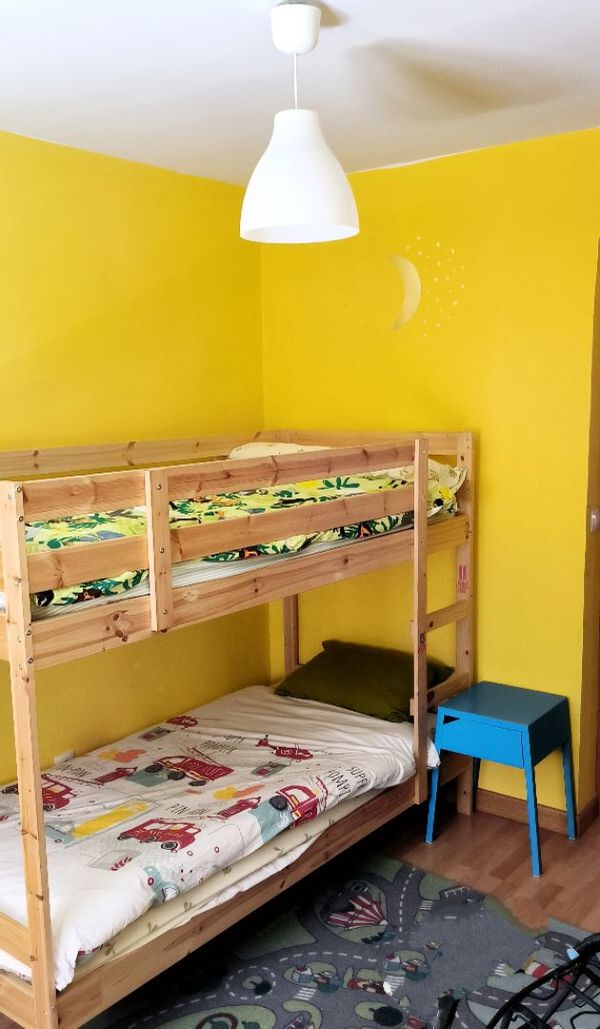 Habitación grande con litera