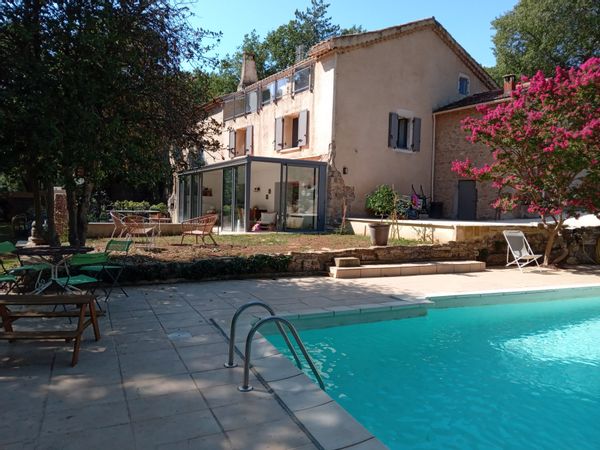 Belle bâtisse au calme