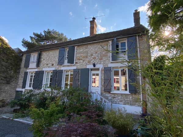 Une grande chambre dans une maison de charme à la campagne