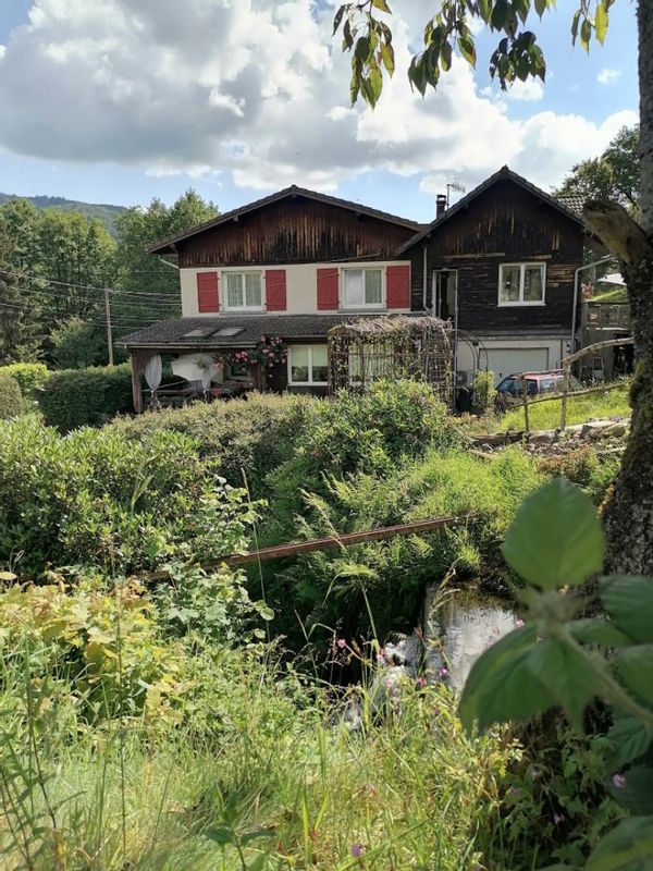 MAXI GÎTE DU CLOS DU RUISSEAU, 4 ch. , environ 150 m2,, pour 9 personnes au maximum. OPT. MENAGE 80€
