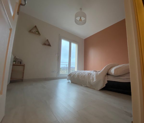 La chambre privée de Florent avec sa salle de bain