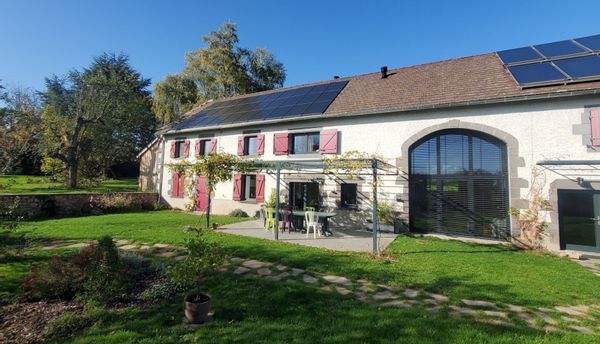 Grande longère dans la campagne auvergnate