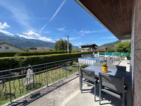 Notre Maison entourée de Montagne