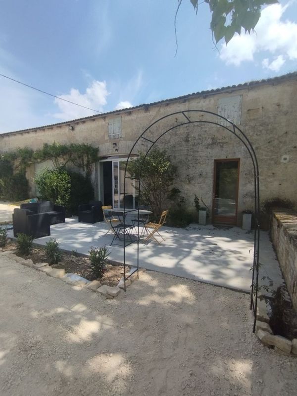 Maison en pierres avec dortoir dans ancien chai
