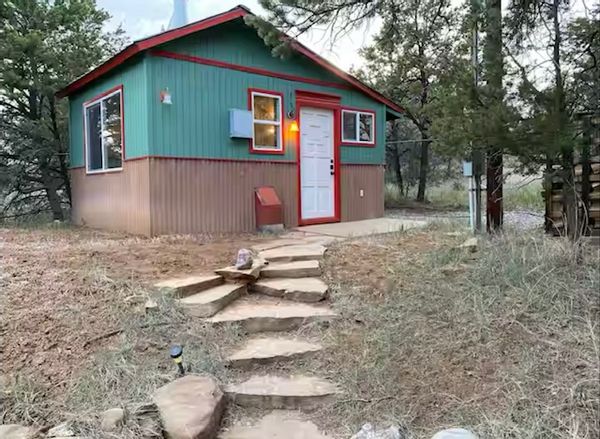 Glamp and chill at our growing homestead in The Flower Hut! Hang with our hens, enjoy the (heated!) outdoor shower, or stargaze by the fire pit. No checkout chores! Comfy, canopied queen bed, mini-fridge, microwave, running water, clean and exclusive porta-loo, free coffee/tea/snacks, & sweet indoor woodstove. The perfect homebase for your 4 Corners adventures, centrally located within 5 miles of Downtown Durango. Sweet vibes and great amenities - come check it out!