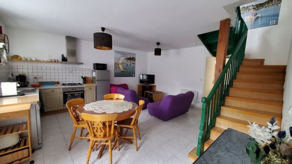 Petite maison de bourg, au calme.