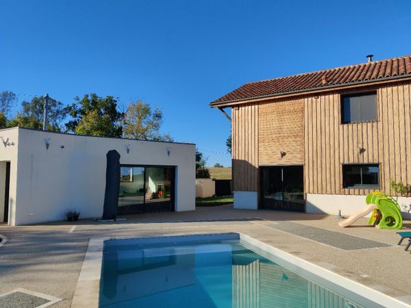 Studio de jardin avec piscine au calme, campagne gersoise à 45 min de Toulouse.