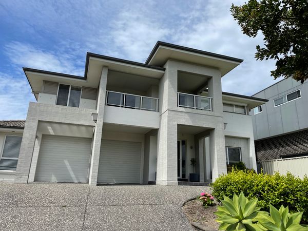 Spacious Coastal House - walk to beach