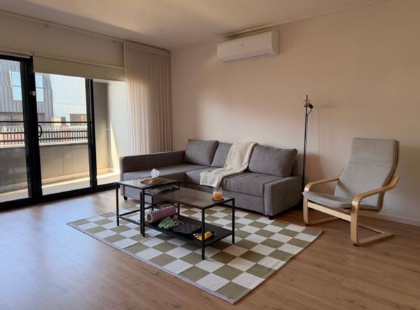 Private Ground-Floor Suite in Altona North Townhouse (Host Present)