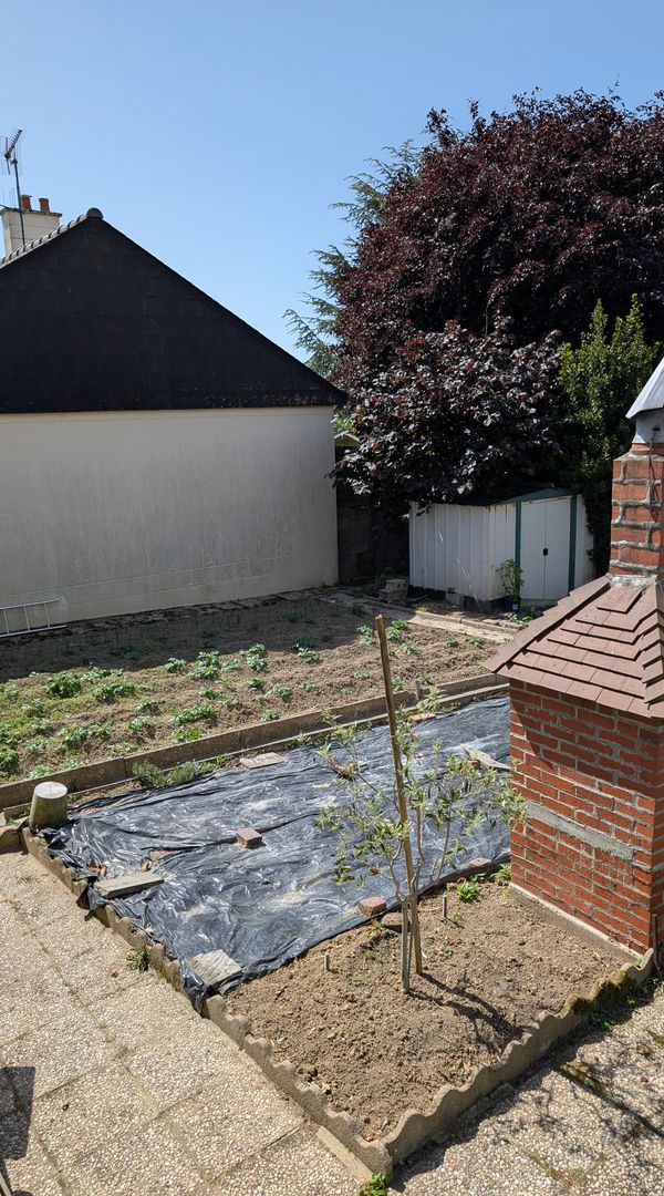 Petite maison en plein cœur de l'Huisserie avec grand potager, terasse et barbecue.