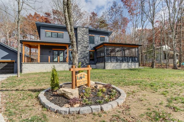 3-BR Luxury Home with Hot Tub & Arcade Games