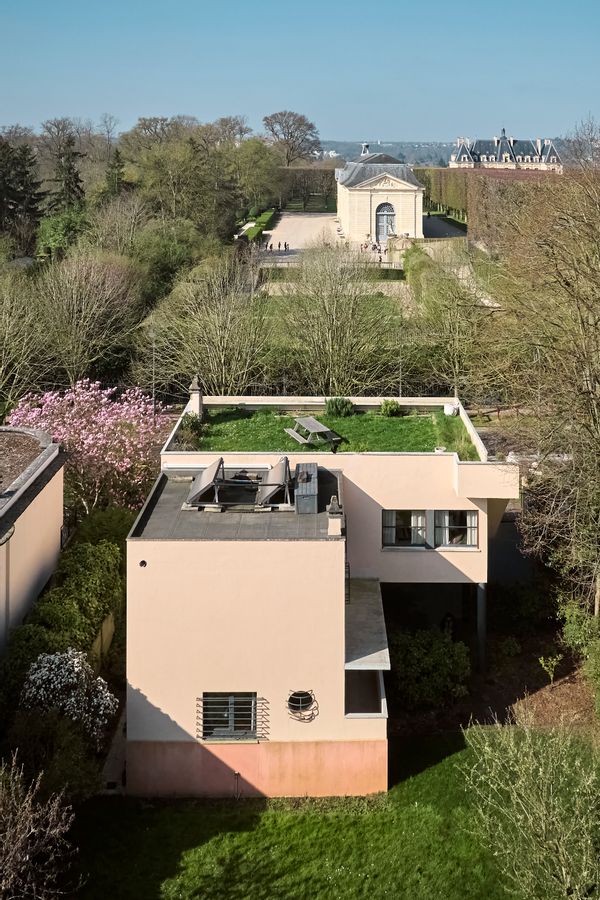 Villa Bauhaus entre jardin avec piscine et parc de Sceaux
