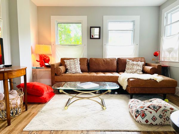 Catskills getaway! Beautiful, Sunny Apartment in heart of Andes Hamlet, steps away from town pool, restaurants and hiking trail. Huge private yard with views of the hills.