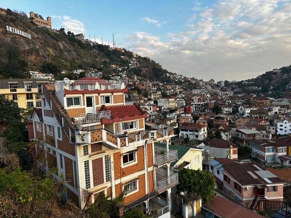 Rooftop sécurisé à Tana avec 3 terrasses et vue sur la ville