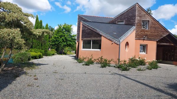 Vignes, vins, randonnées et piscine en été.