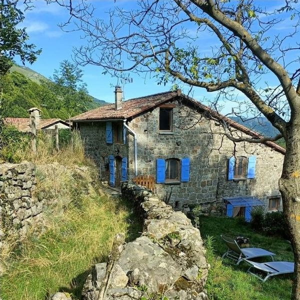 Charmante maison ardechoise Pas possible avant automne 2024 .