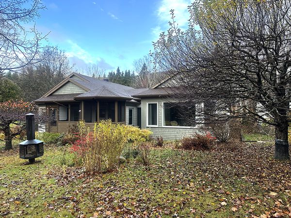 Maison entre fleuve et montagnes