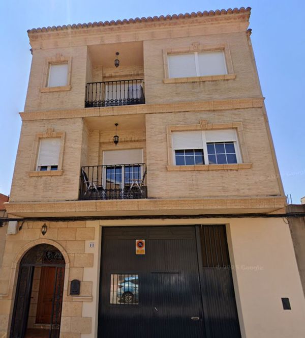Habitación privada en casa familiar con 2 adultos y 2 niños de 11 y 13 años. Acceso salón y cocina