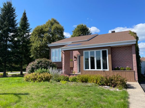 Notre belle maison de banlieue!