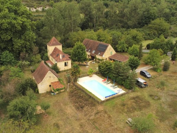 Maison traditionnelle avec piscine, en pleine nature proche de la ville