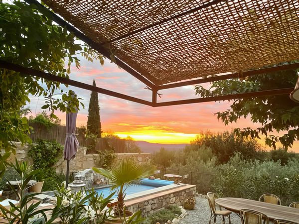 Grande maison de maître au milieu d‘un village provençal avec un petit jardin et une petite piscine!